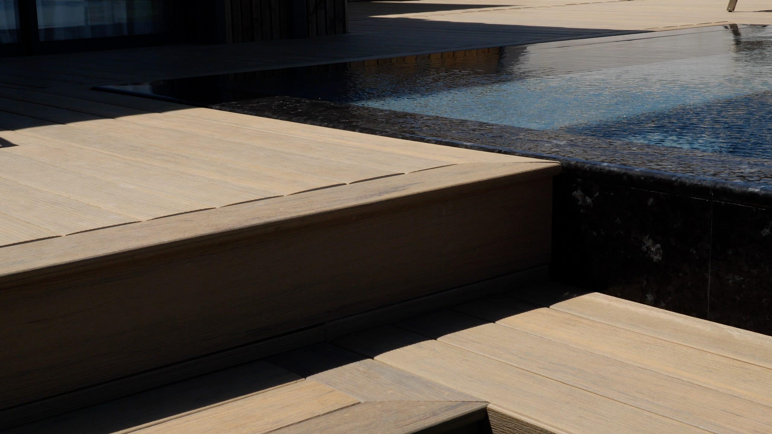aménager son extérieur dans l'hérault : Terrasse composite sur mesure