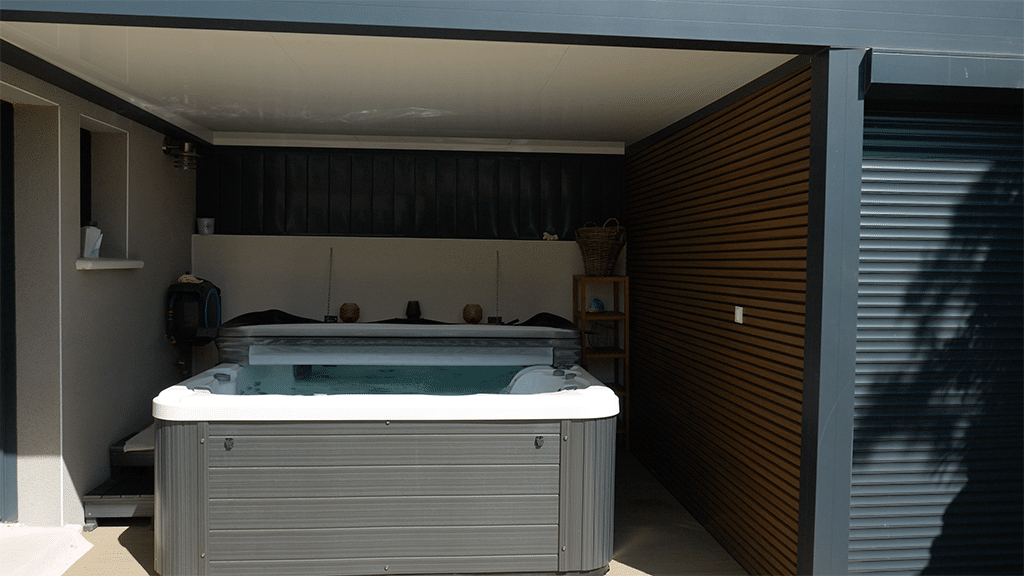Aménagement extérieur : Bardage aluminium et pool house