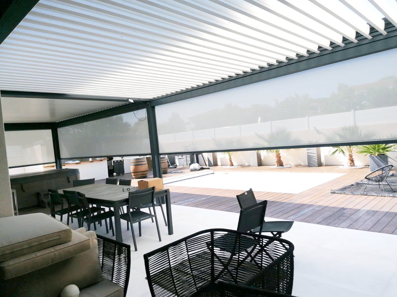 Double pergola bioclimatique avec fermetures stores