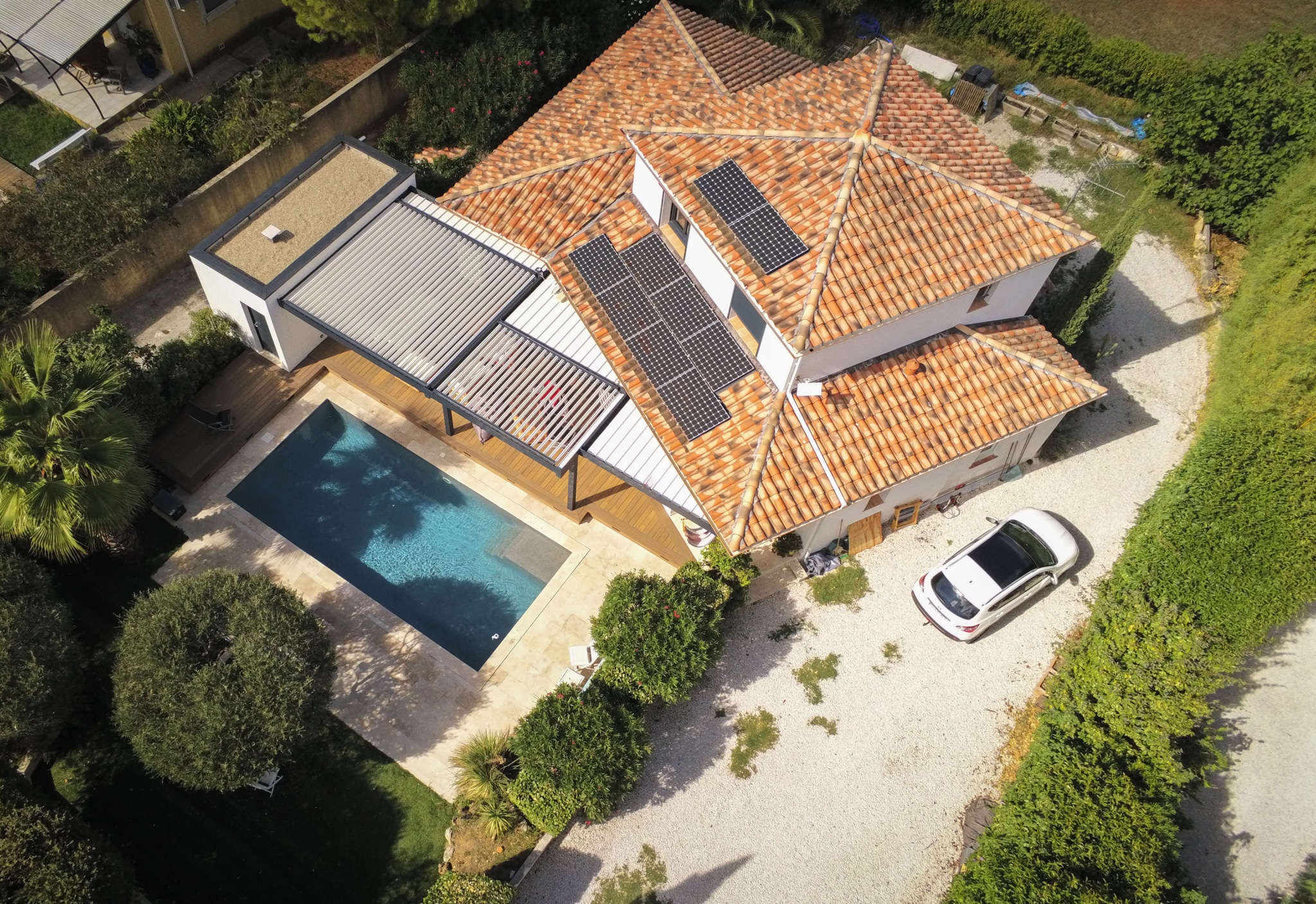 La pergola bioclimatique en 3 modules pour épouser la toiture de la demeure