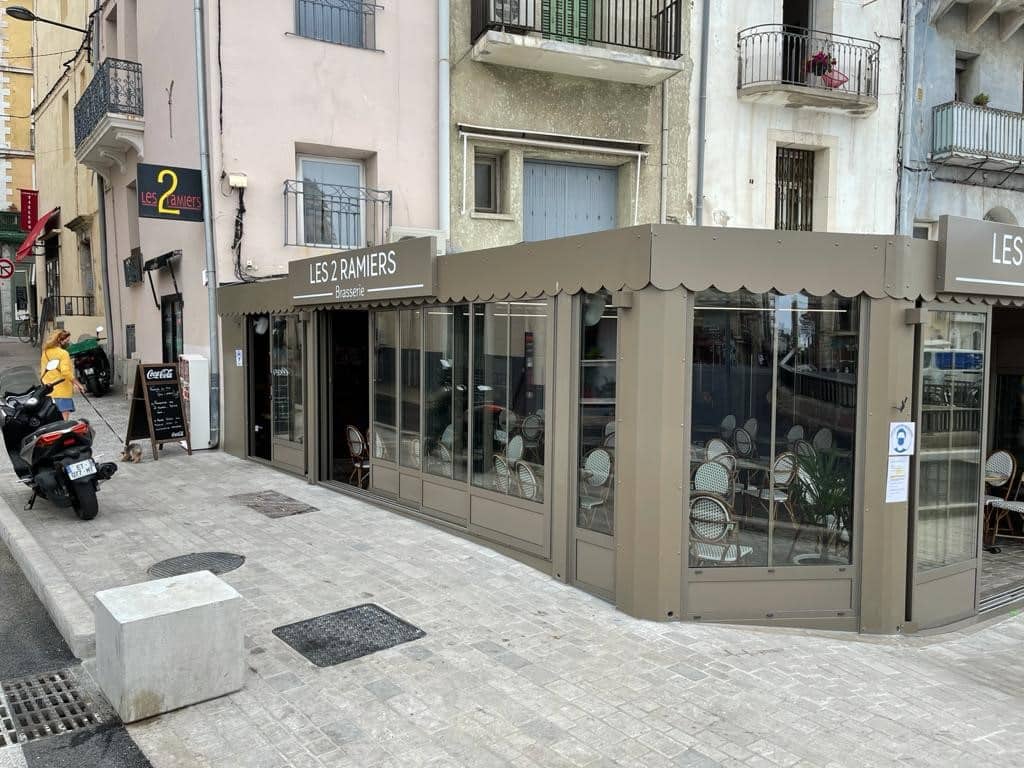 Réalisation de deux vérandas bioclimatique en aluminium sur-mesure sur le port de Sète pour deux restaurants brasserie