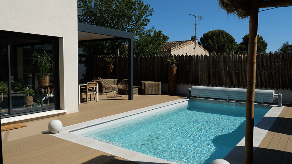 Aménagement extérieur : Pergola et terrasse en bois composite